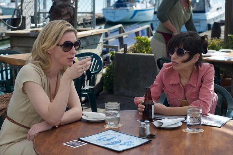 Sally Hawkins i Cate Blanchett w filmie 'Blue Jasmine'