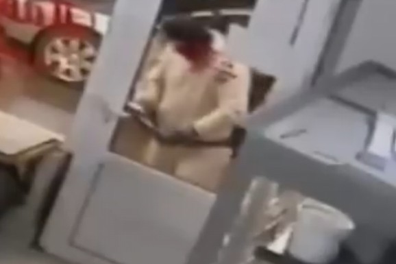 (VIDEO) Pokušao da obije mesaru, ali vrata nisu popustila: Urnebesan snimak iz okoline Lazarevca: Lopov s fantomkom odustao od namere, pa seo u kola i otišao