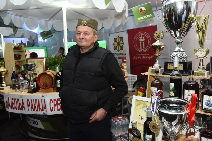 Jedan od poljoprivrednika koji izlaže na karavanu