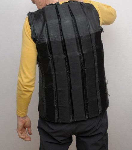 W kwietniu ubiegłego roku w trakcie kontroli dokumentów kobiety oraz dwóch mężczyzn, uwagę funkcjonariusza Straży Granicznej z Rzeszowa-Jesionki zwrócił ich ubiór. Kobieta miała długą, obszerną spódnicę, a mężczyźni szerokie, zimowe kurtki. Już wkrótce okazało się, że mężczyźni ubrani są w specjalne, uszyte na miarę kamizelki z papierosowym wkładem, a kobieta w ”papierosową halkę”. Łącznie, z tych specyficznych kreacji funkcjonariusze wyjęli 307 paczek papierosów bez akcyzy.