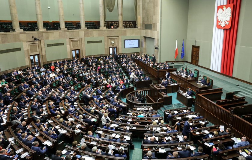 Poparcie dla PiS rośnie, mimo awantury w Sejmie