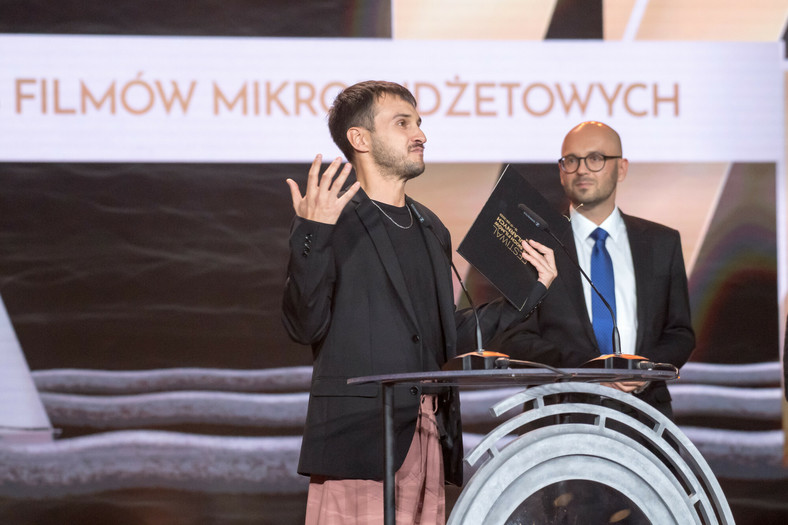 Kamil Krawczycki odbierając nagrodę na festiwalu filmowym w Gdyni