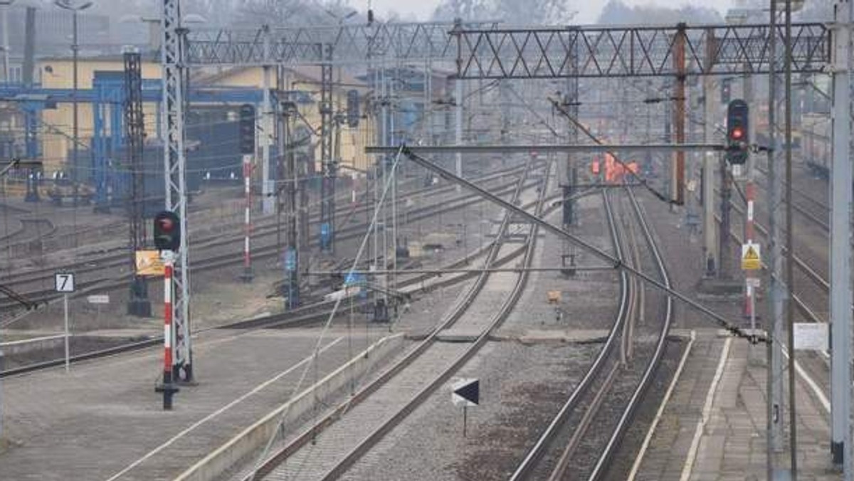 Kompleksowy remont linii kolejowej zakończy się w przyszłym roku. W maju zakończono roboty na blisko 10-kilometrowym odcinku pomiędzy Byczyną a Krzywizną. Aktualnie robotnicy pracują na 7-kilometrowym odcinku Byczyna - Kostów.