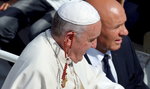 Papież nosi różaniec na uchu? Zabawny incydent w Watykanie