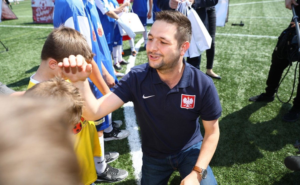 Podkreślił, że podczas jego spotkania w Ursusie sala była pełna mimo wakacji, a na spotkania z Trzaskowskim, organizowane w formie rozmów na ławce, przychodzi kilkanaście osób. "Może dlatego puszczają im nerwy" - ocenił Patryk Jaki.