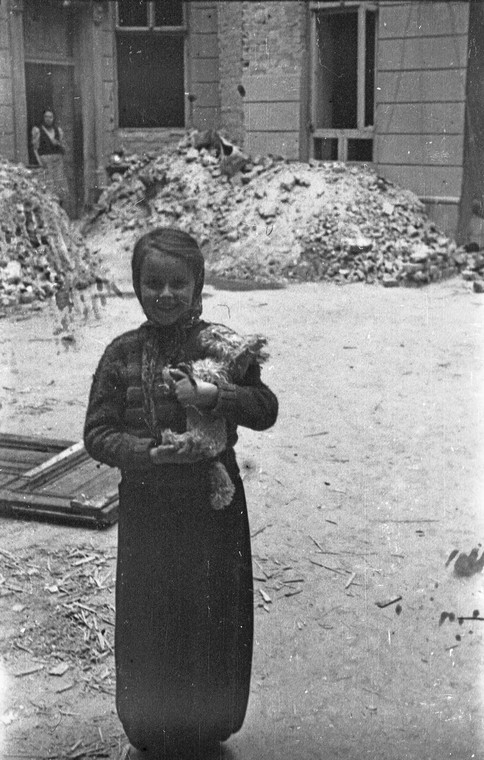 Portret dziewczynki trzymającej pluszowego psa - zabawkę, najprawdopodobniej jest to córka autora fotografii, wrzesień 1944 r. (Fot. Marian Grabski, ps. Wyrwa, zbiory MPW)