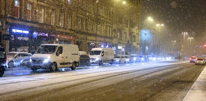 W nocy z niedzieli na poniedziałek popada śnieg. Nad ranem może być bardzo ślisko