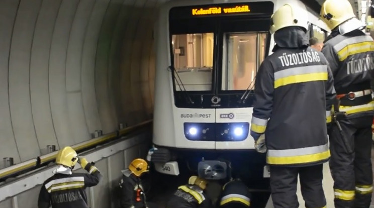 Így mentették a metró alá esett férfit a Fővám téren /Forrás: Facebook - Katasztrófavédelem