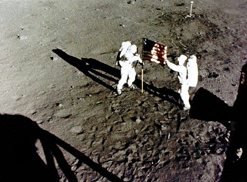 Neil Armstrong i Buzz Aldrin zostawiają na Księżycu amerykańską flagę