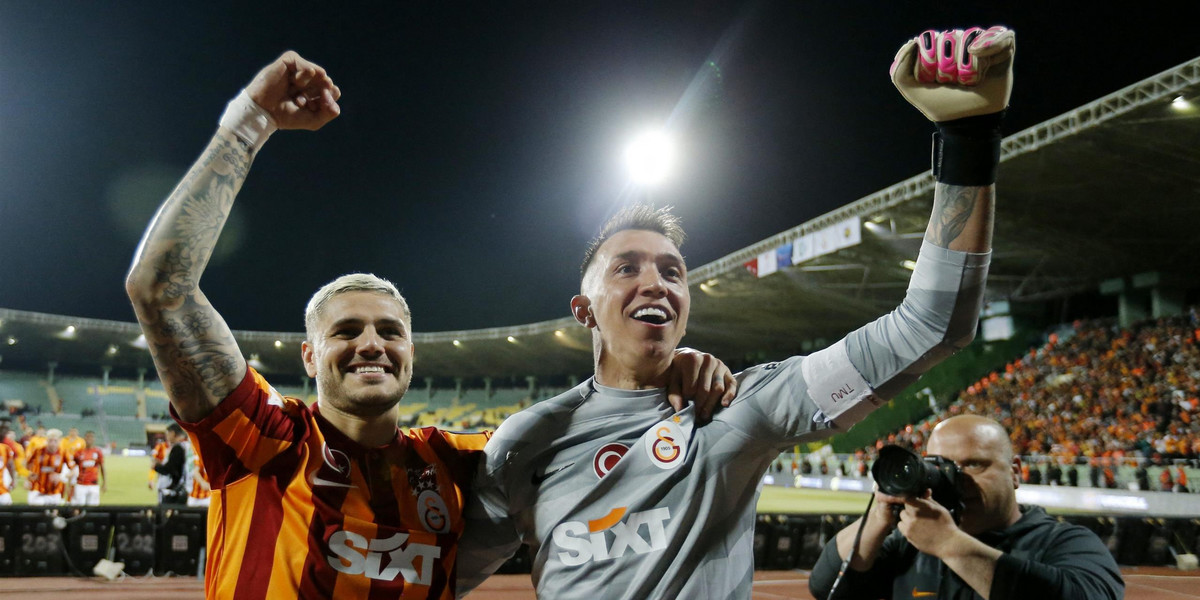 Galatasaray po minucie zaczęło świętować zdobycie trofeum. 