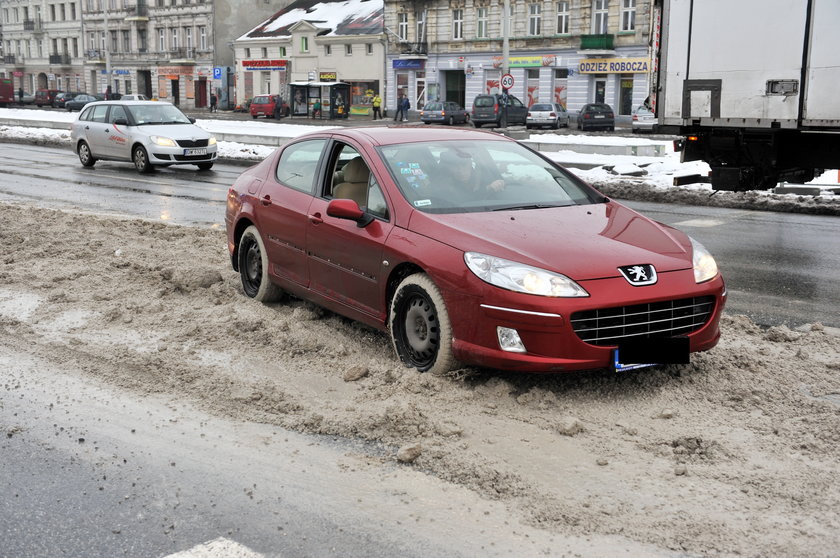 wywrotka zgubiła ładunek