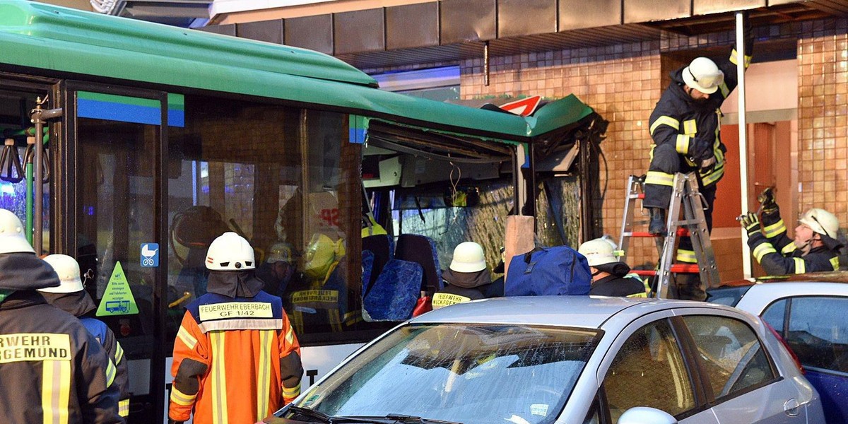 Wypadek szkolnego autobusu. Wiele rannych dzieci