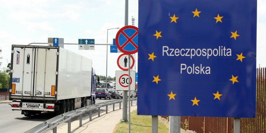 Na polsko-ukraińskim przejściu granicznym w Dorohusku rosną kolejki tirów.