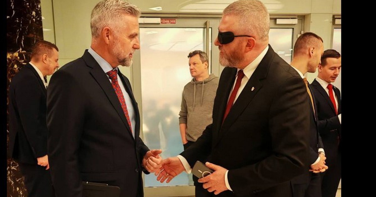 Był bohaterem głośnej afery Czyściec, ma wielką słabość do Rosji. Braun poleciał na firmowane przez niego wydarzenie