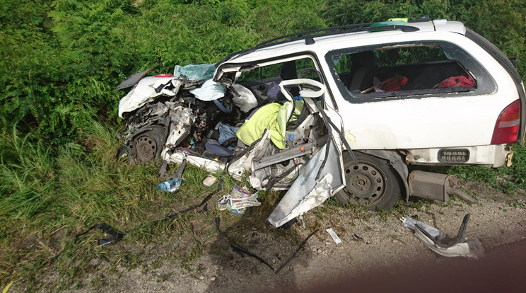 A kocsi teljesen összezúzódott /Fotó: Olvasóriporter