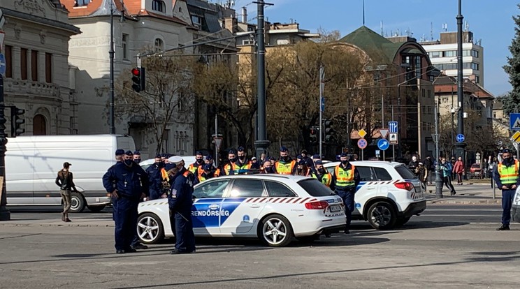 A helyszínen komoly a rendőrségi készültség /Fotó: Blikk 