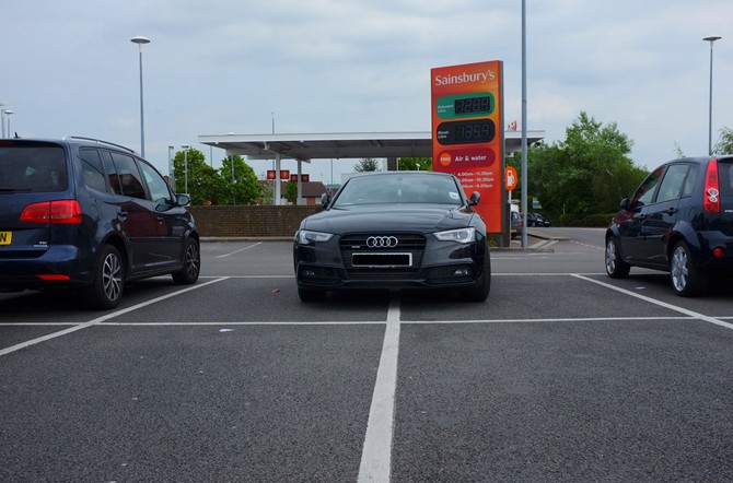Ilustracija/Vrhunac bahatosti - jedan automobil na dva parking mesta!