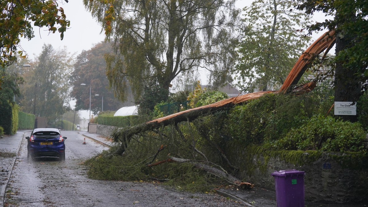 Tovább kell dolgozniuk a tűzoltóknak Debrecenben: komoly károk keletkeztek a viharos idő után