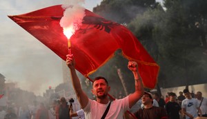 Protest u Tirani zbog izgradnje odmarališta u zaštićenom području 6. juna