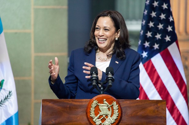 Kamala Harris stała się memem - ocenia "The Economist". Daje jej to wiele korzyści w kampanii prezydenckiej.