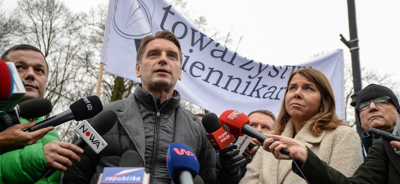 Mazurek przekonuje: PiS nie boi się dziennikarzy. Lis, Olejnik i inni protestują przed Sejmem. FOTO
