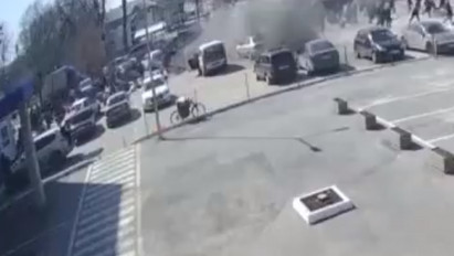 Humanitárius segélyért sorban álló civilekre támadtak Harkivban: videón, hogyan csapódik bomba az ártatlan emberek közé