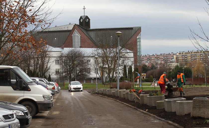 Betonowe donice chronią trawnik