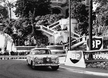 Rallye Monte Carlo, 1963. Ewy Rosqvist und Ursula Wirth mit einem Mercedes-Benz 220 SE.fot. DaimlerChrysler