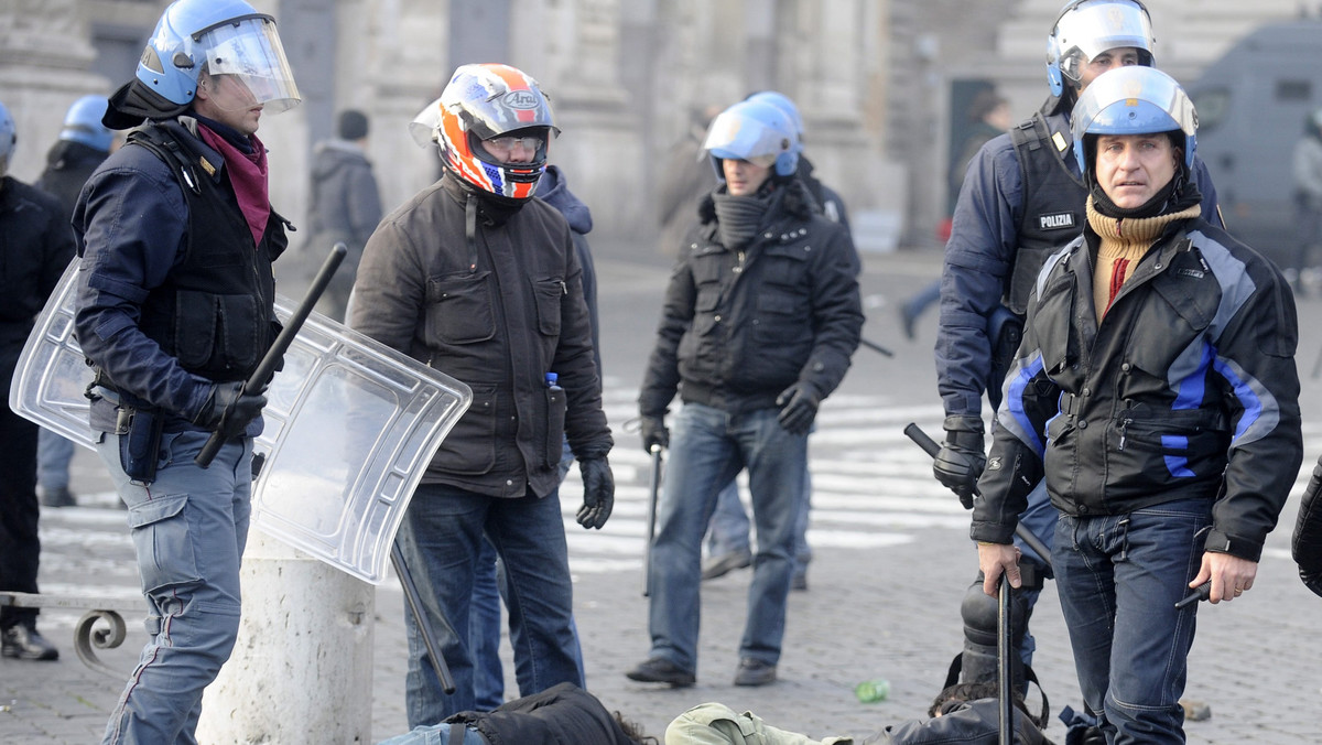 57 policjantów i karabinierów odniosło obrażenia w gwałtownych starciach we wtorek w Rzymie, wywołanych przez grupy anarchistów i chuliganów - takie dane podała komenda policji w Wiecznym Mieście. Centrum jest zdemolowane.