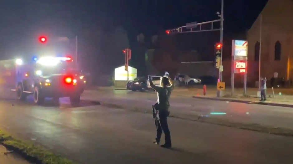 Policija ignoriše Kajla Ritenhausa iako mogu da vide da ima pušku