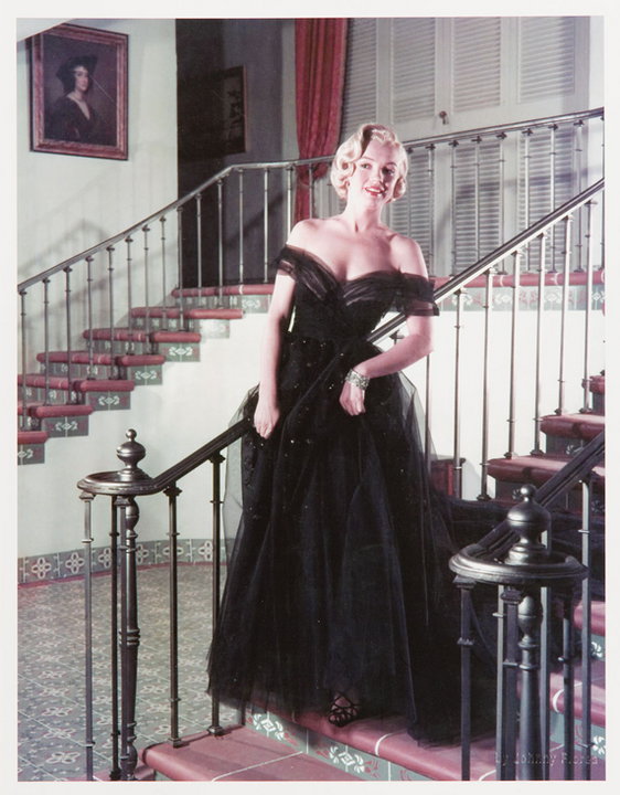 Marilyn w sukni balowej na schodach