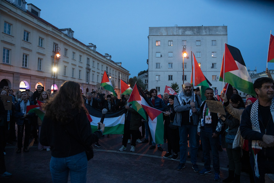 Protest Palestyńczyków pod pomnikiem Kopernika