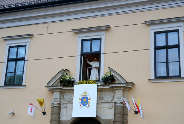 Papież Franciszek pozdrawia wiernych z Okna Papieskiego w Domu Arcybiskupów Krakowskich.