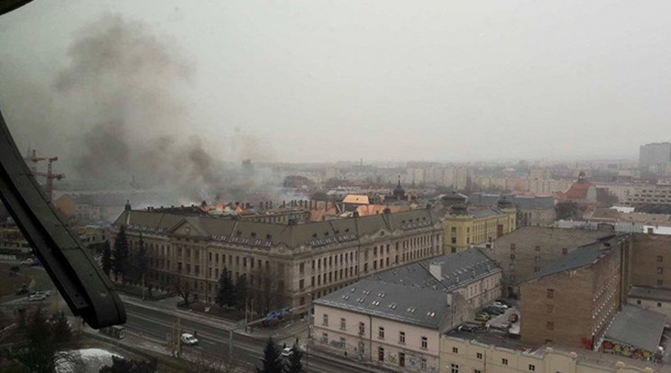 A szlovák adóhatóság épülete lángokban / Fotó: Twitter