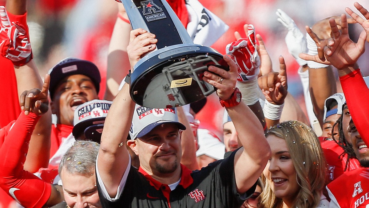 Tom Herman, trener drużyny futbolu amerykańskiego Houston Cougars, jakiś czas temu obiecał swoim zawodnikom, że jeśli zdobędą mistrzostwo American Athletic Conference, on sprawi sobie grill na zęby wysadzany diamentami. Mężczyzna właśnie spełnił obietnicę...