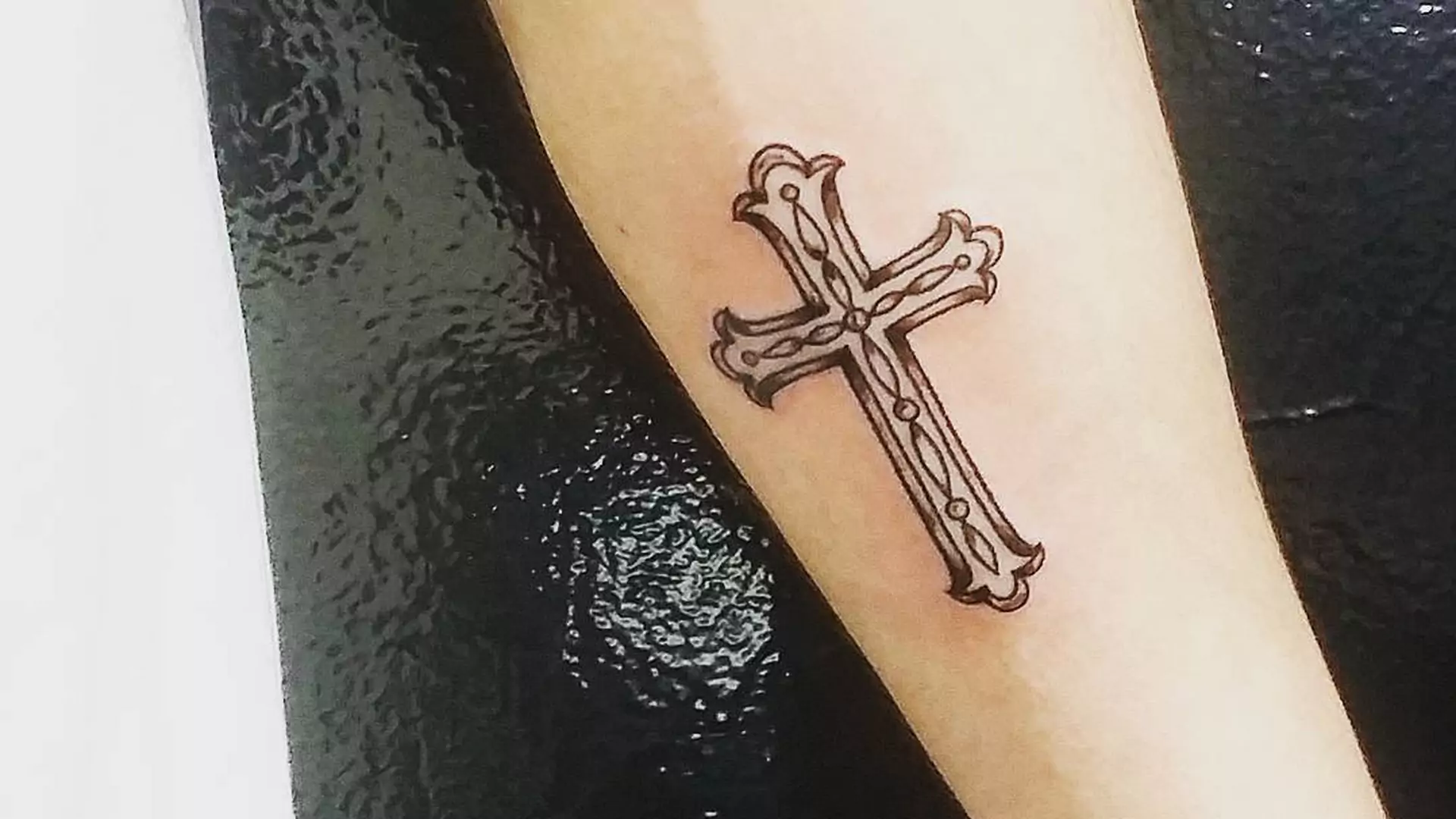 Symbolika najpopularniejszych tatuaży. Co oznacza krzyż na ręce?
