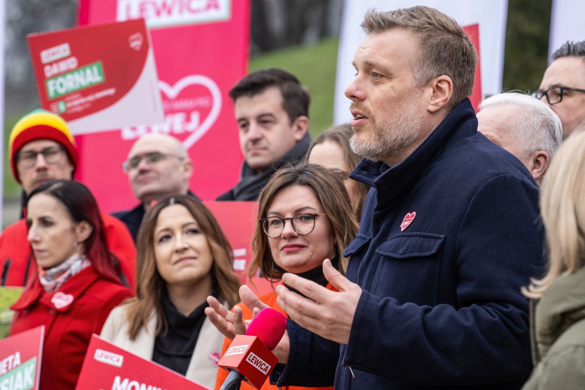 Współprzewodniczący Lewicy Razem Adrian Zandberg podczas konferencji prasowej z udz. kandydatów Lewicy w wyborach samorządowych