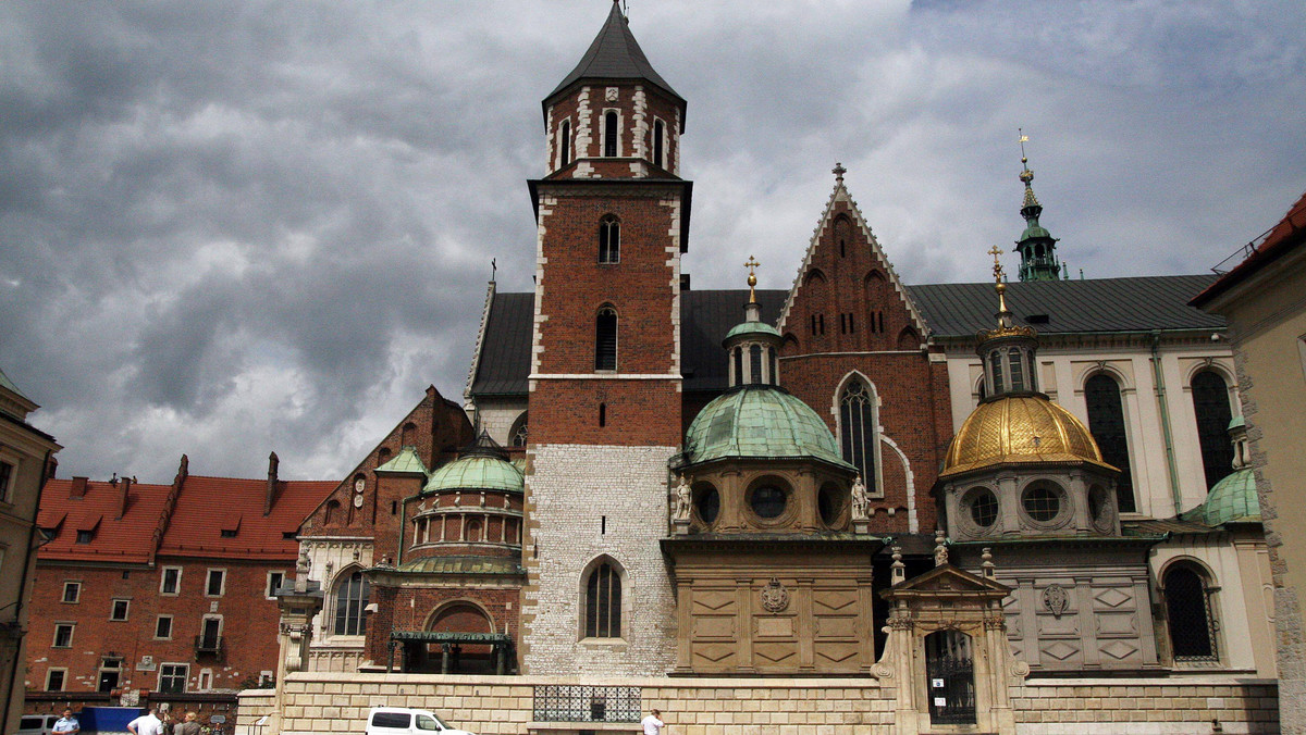 Kolor malachitowy, czyli ciemnozielony, będą miały najsłynniejsze krakowskie drzwi - gotyckie wrota do katedry na Wawelu - poinformował Społeczny Komitet Odnowy Zabytków Krakowa SKOZK, który sfinansuje prace.