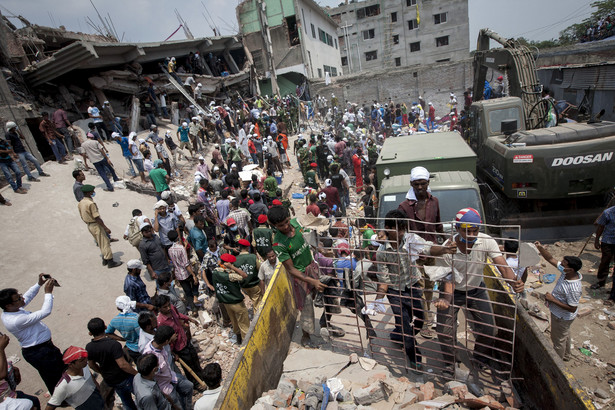 Ruiny zawalonego budynku Rana Plaza w Bangladeszu. W wyniku katastrofy w 2013 roku zginęło 1127 osób. Sytuacja pracowników szwalni w Bangladeszu nadal jest zła.