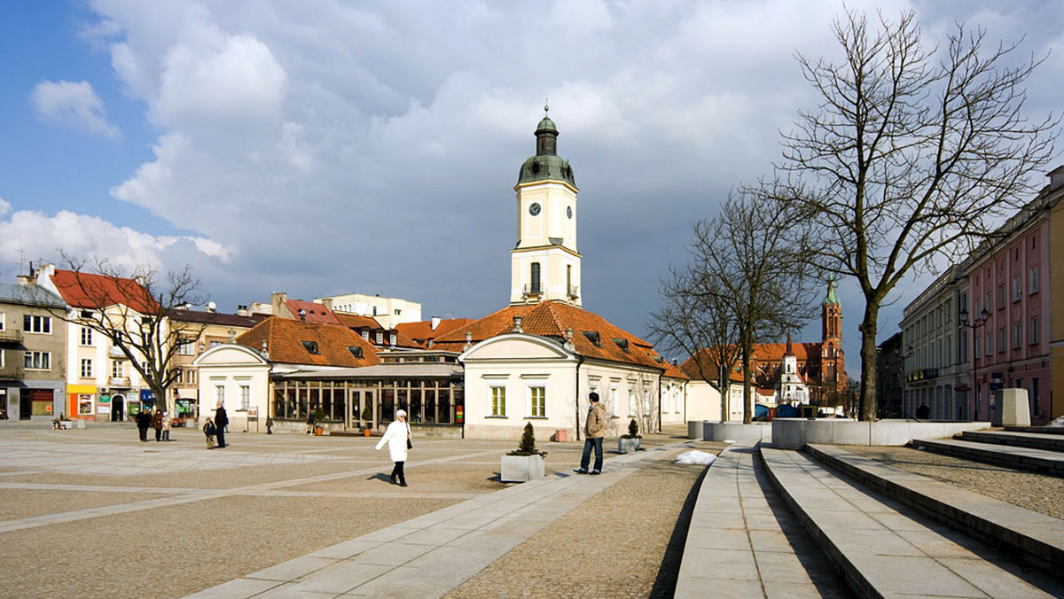 Instalacje artystyczne autorów z Polski i krajów tzw. Partnerstwa Wschodniego można zobaczyć na dworcu PKP w Białymstoku i w centrum miasta. Stanowią one fragment wystawy "Podróż na Wschód" organizowanej przez miejską Galerię Arsenał w ramach polskiej prezydencji.