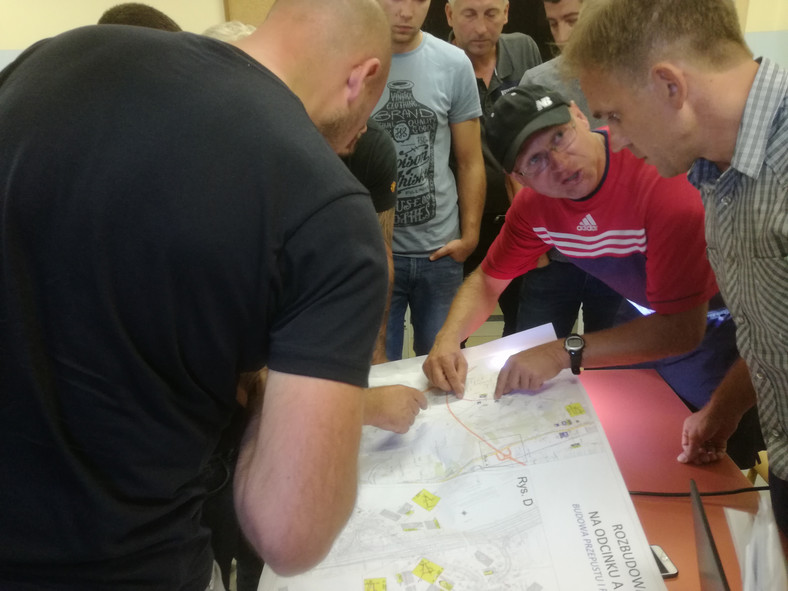 Na spotkaniu z mieszkańcami Borkowa wykonawca szuka rozwiązania dla objazdu dla ciężarówek
