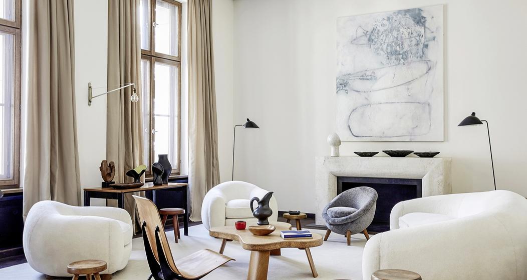 Blue-Chips as Wohnzimmer ist mit voluminösen Polstermöbeln von Jean Royère ausgestattet.