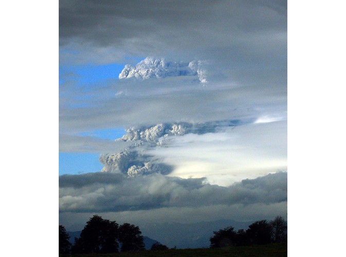 Erupcja wulkanu Puyehue-Cordon Caulle widziana z chilijskiego miasta Osorno