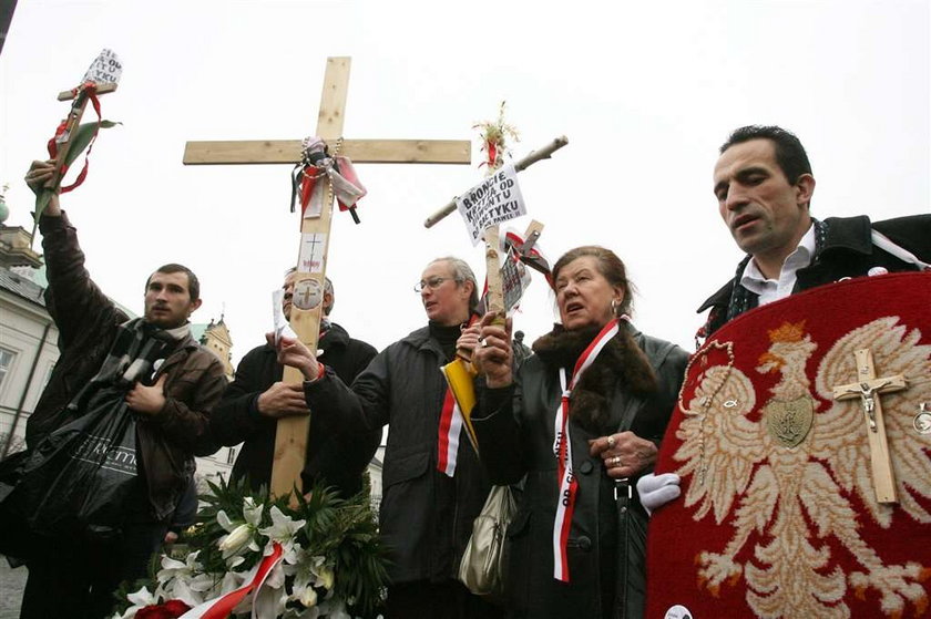 Kaczyński lansuje sie pod krzyżem