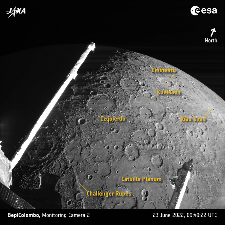 Powierzchnia Merkurego widziana z jednej z kamer technicznych sondy BepiColombo wraz z opisanymi kraterami 