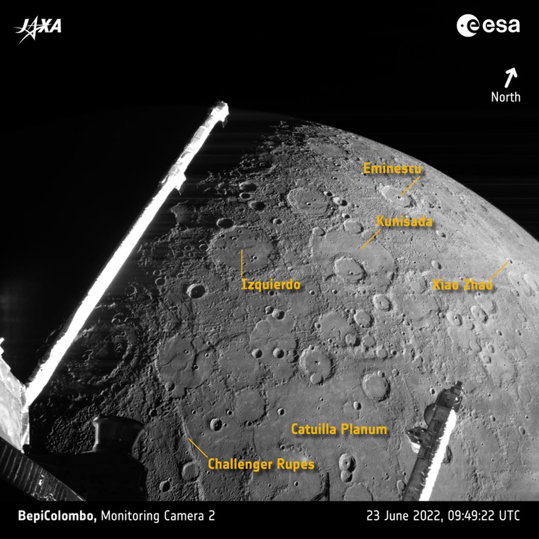 Powierzchnia Merkurego widziana z jednej z kamer technicznych sondy BepiColombo wraz z opisanymi kraterami 