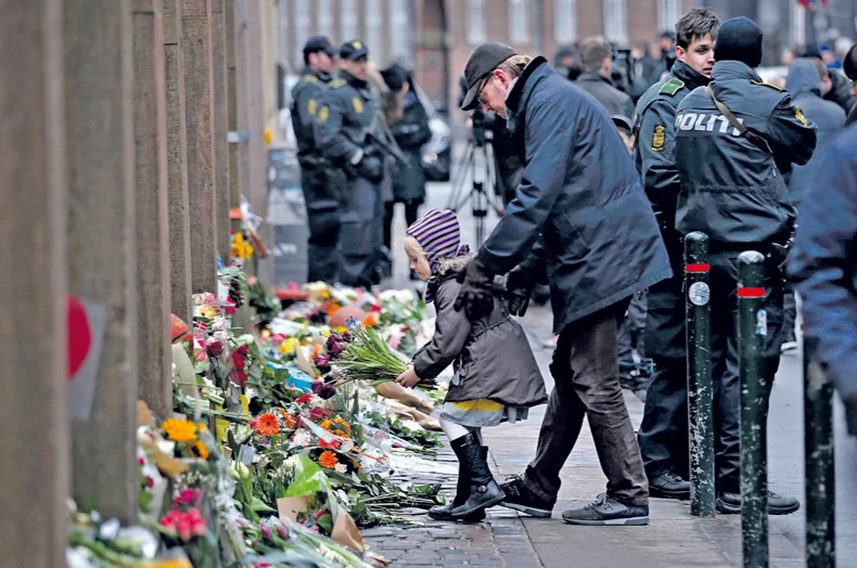 Građani ostavljaju cveće ispred kafića gde se dogodio napad