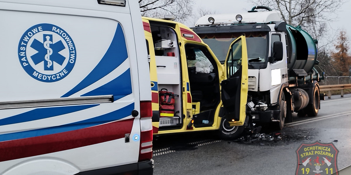 Lublin. Groźny wypadek w Rykach. Ambulans zderzył się z ciężarówką.