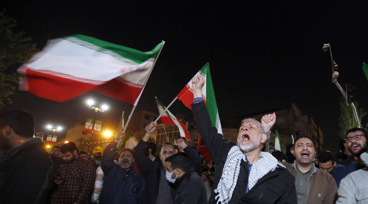 Irániak ünnepelnek Teheránban 2024. április 14-én hajnalban, miután a Forradalmi Gárda bejelentette, hogy drónok és rakéták százait indította izraeli célpontok ellen. Az iráni állami médiában idézett közlemény szerint a támadás válasz arra a légicsapásra, amelyet Izrael hajtott végre Irán damaszkuszi konzulátusa ellen / Fotó: MTI / EPA / Abedin Taherkenareh