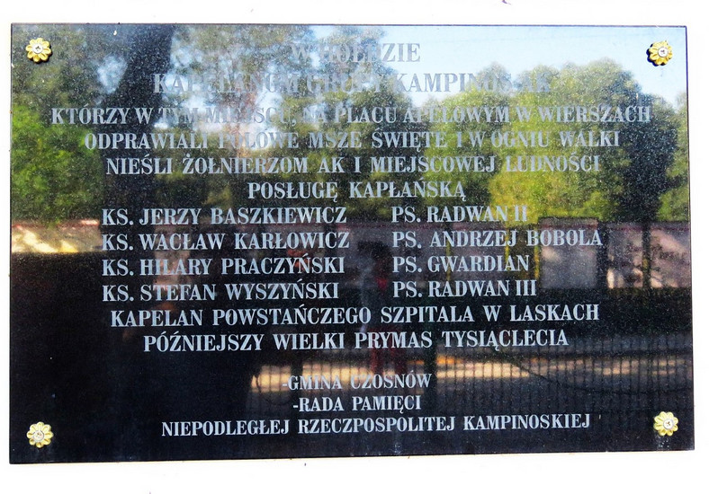 Tablica na murze kościoła w Wierszach, upamiętniająca kapelanów Grupy "Kampinos"